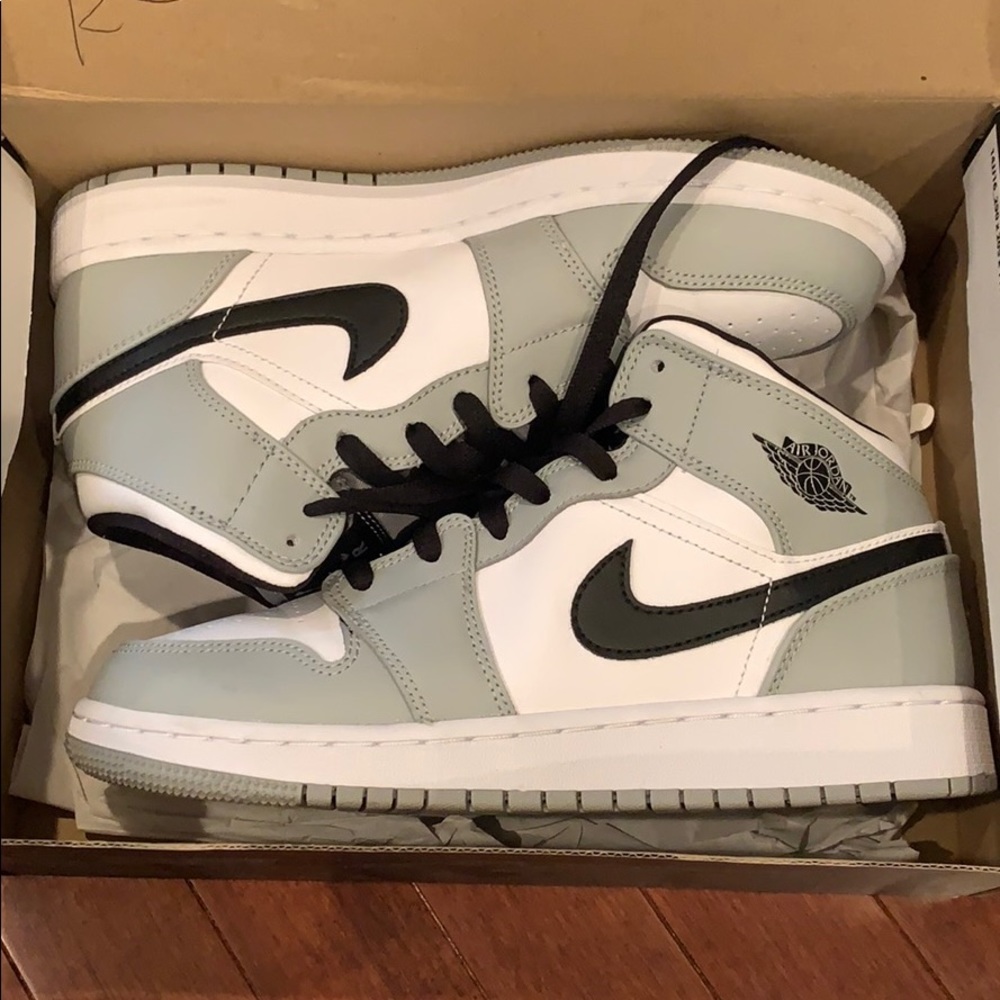 Air Jordan 1 Mid Grey